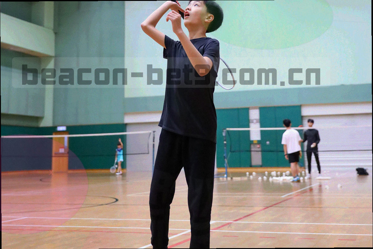 暗调桌面上的键盘与屏幕边缘微距，屏幕光呈青色与橙色